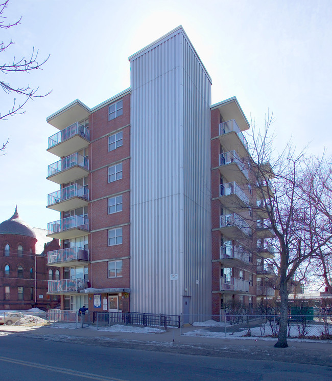 68 Cabot St in Holyoke, MA - Foto de edificio - Building Photo