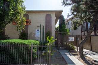 Van Nuys-9216 in Panorama City, CA - Foto de edificio - Building Photo