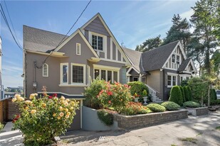 2428 Boyer Ave E in Seattle, WA - Building Photo