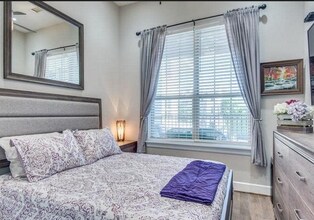 5015 Meridian Ln in Addison, TX - Foto de edificio - Building Photo