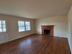 111 Cindy Cir in Newport News, VA - Building Photo - Building Photo
