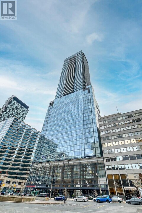488 University Ave in Toronto, ON - Building Photo