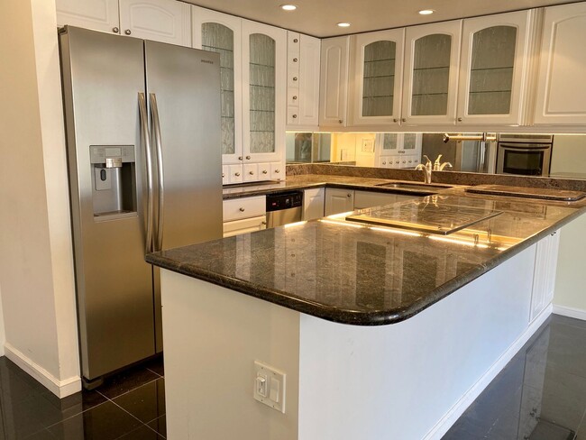 400 Hobron Ln in Honolulu, HI - Building Photo - Building Photo