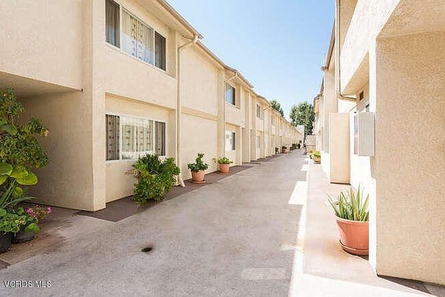 7651 Reseda Blvd, Unit Unit 26 in Reseda, CA - Building Photo - Building Photo