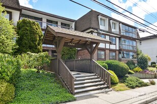 1444 Martin St in White Rock, BC - Building Photo