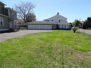 237 Brewster St-Unit -1 in Bridgeport, CT - Foto de edificio - Building Photo