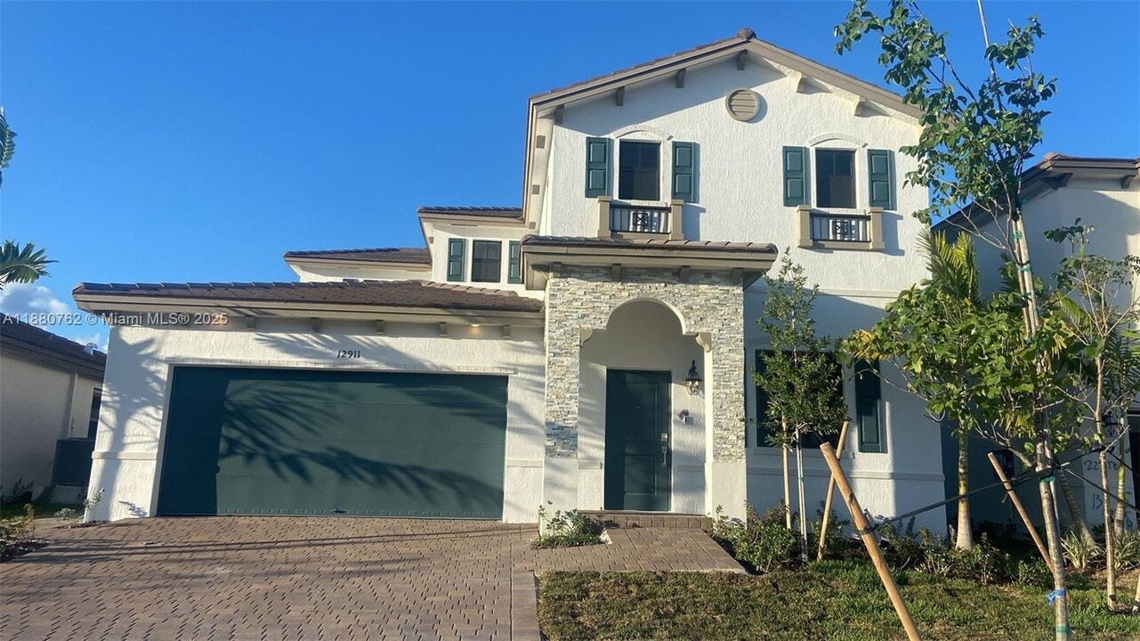 12911 SW 229th Ter in Goulds, FL - Building Photo