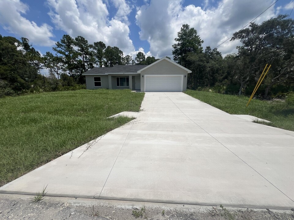 69 Malauka Pass in Ocklawaha, FL - Building Photo