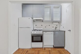 570 Grand St in New York, NY - Building Photo - Building Photo