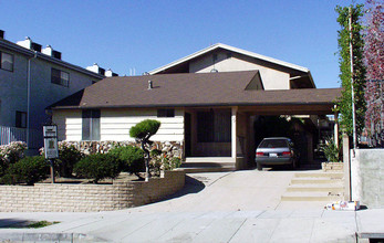 627 E Cedar Ave in Burbank, CA - Building Photo - Building Photo