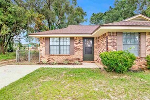 1382 Fairchild St in Pensacola, FL - Building Photo