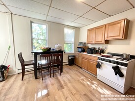 1572 Tremont St, Unit 2 Apartamentos