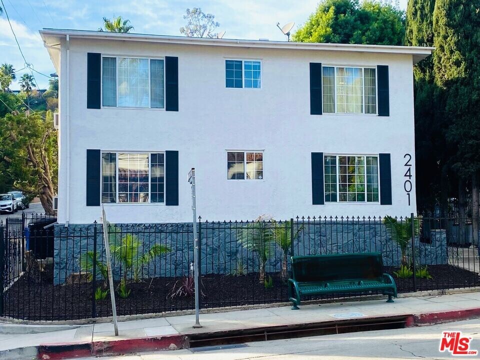 2401 Beachwood Dr in Los Angeles, CA - Building Photo