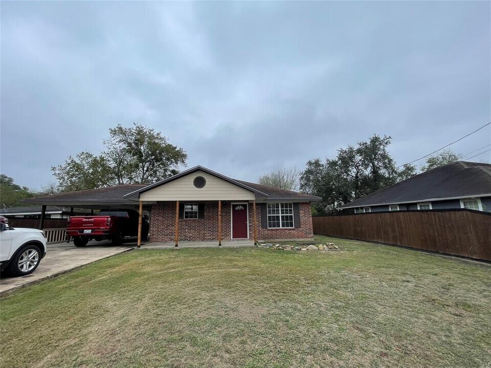 940 E Guadalupe St in La Grange, TX - Building Photo