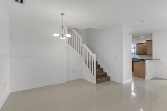 10318 NW 30th Terrace in Doral, FL - Foto de edificio - Building Photo