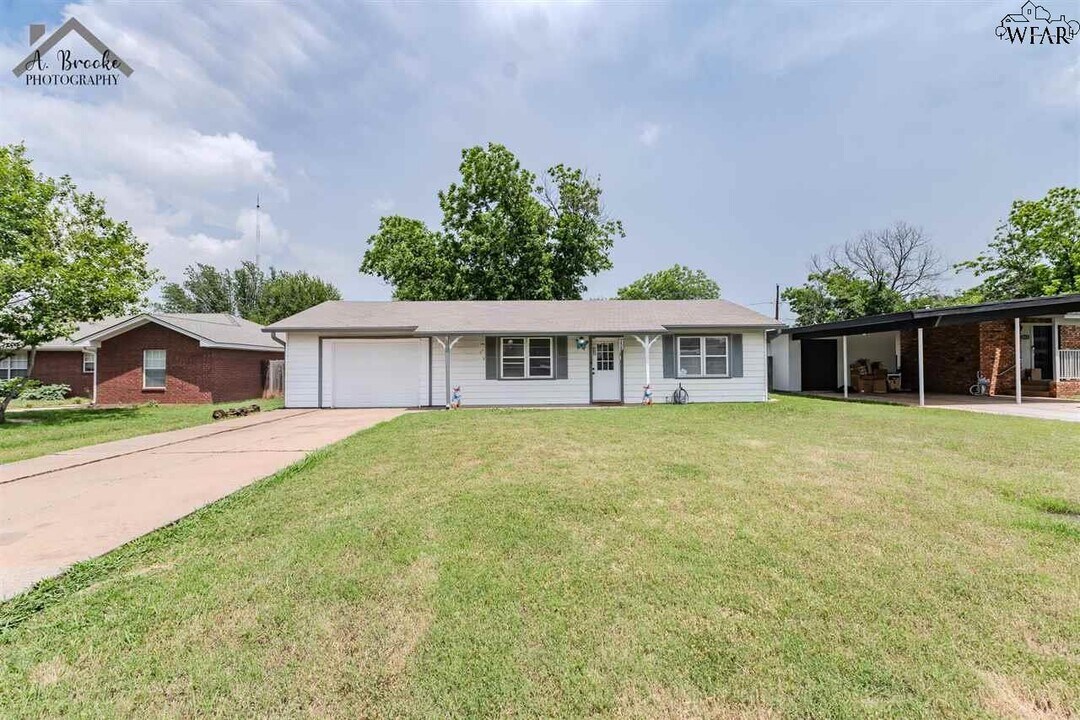 2111 Allen Rd in Wichita Falls, TX - Building Photo