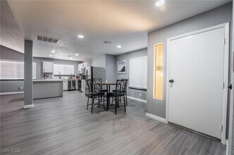 7439 Trudy Ln in Las Vegas, NV - Building Photo - Building Photo