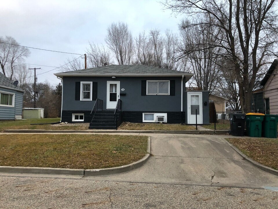 1718 E Avenue B in Bismarck, ND - Building Photo