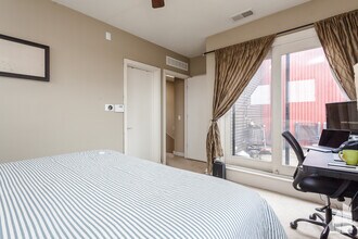 648 W 16th St, Unit 1 in Chicago, IL - Building Photo - Building Photo