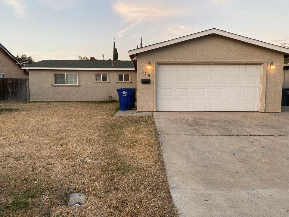 328 Lime Ave in Los Banos, CA - Building Photo