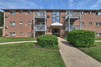 Park Plaza East & West Apartments in Baltimore, MD - Foto de edificio - Building Photo