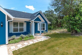18306 Roundrock Rd in Jonestown, TX - Foto de edificio - Building Photo