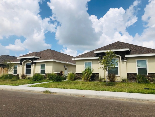 Monmack Landing Apartments in Edinburg, TX - Building Photo - Building Photo