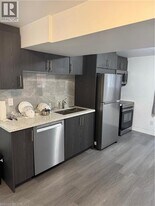 107 Victoria Ave N in Hamilton, ON - Building Photo