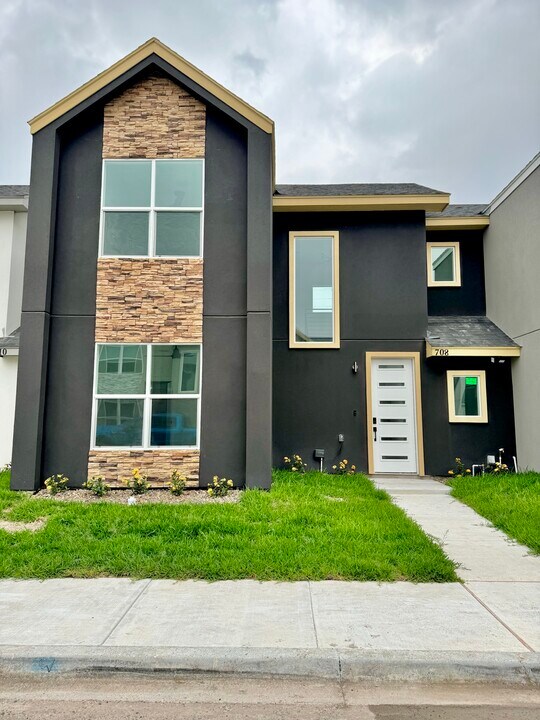 702 W Seminole Ave in Pharr, TX - Foto de edificio