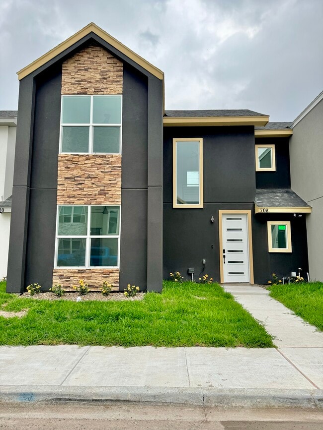 property at 702 W Seminole Ave