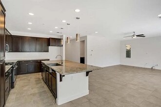1421 Cummings Way in Folsom, CA - Foto de edificio - Building Photo