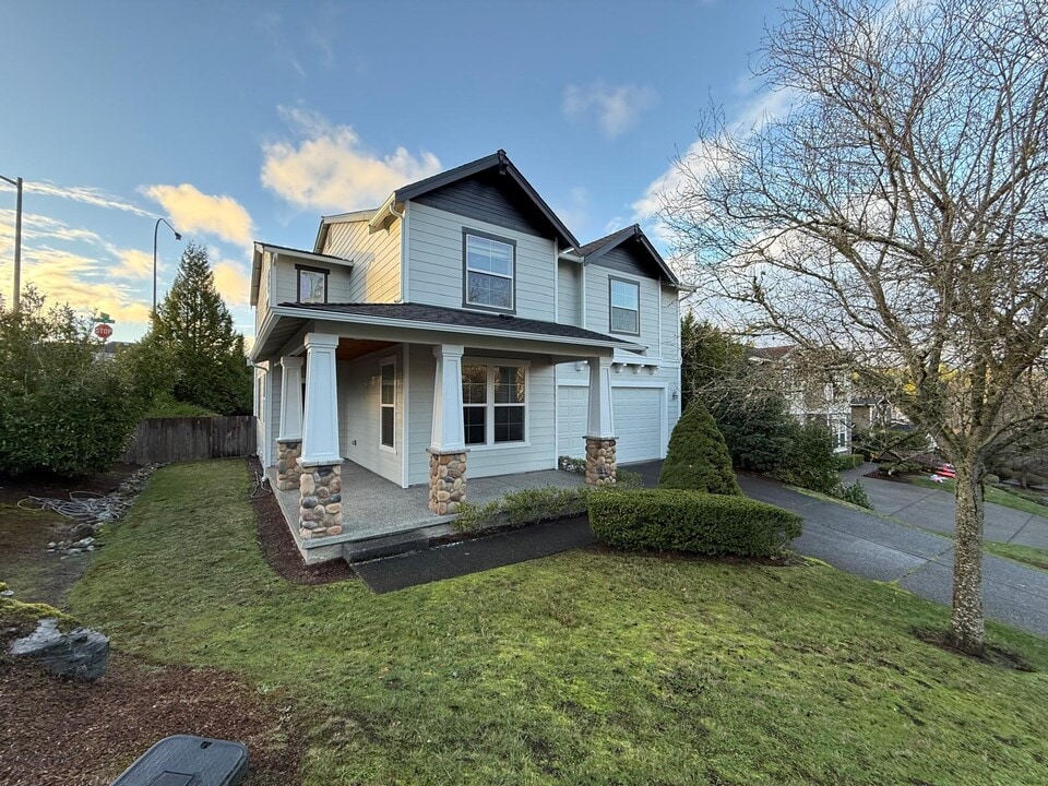 235 245th Pl NE in Sammamish, WA - Building Photo