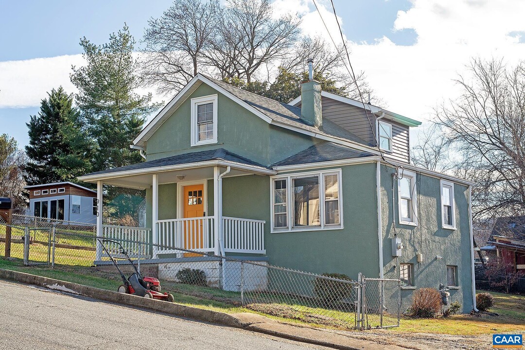 910 Montrose Ave in Charlottesville, VA - Building Photo