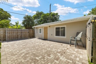 114 NE 4th Ave in Boynton Beach, FL - Foto de edificio - Building Photo