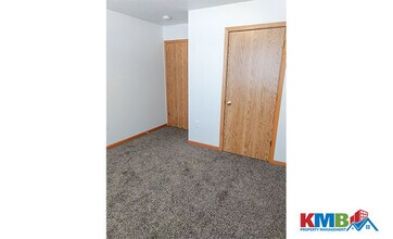 2121 Blairs Ferry Rd NE in Cedar Rapids, IA - Building Photo - Building Photo