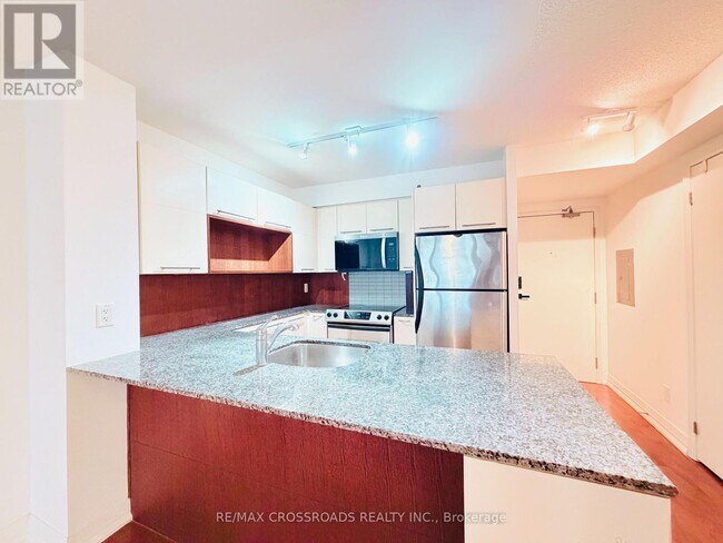 21 Carlton St. in Toronto, ON - Building Photo - Building Photo