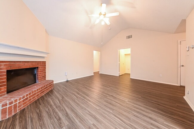 1011 Caliente Dr in Grand Prairie, TX - Building Photo - Building Photo