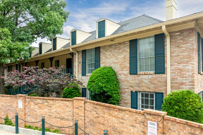 Inverness in Houston, TX - Foto de edificio - Building Photo
