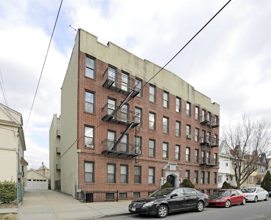 8757 108th St in Richmond Hill, NY - Foto de edificio
