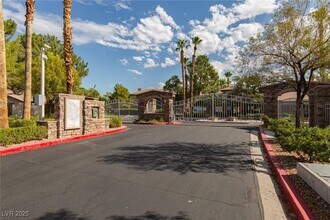10213 Penrith Ave in Las Vegas, NV - Building Photo - Building Photo