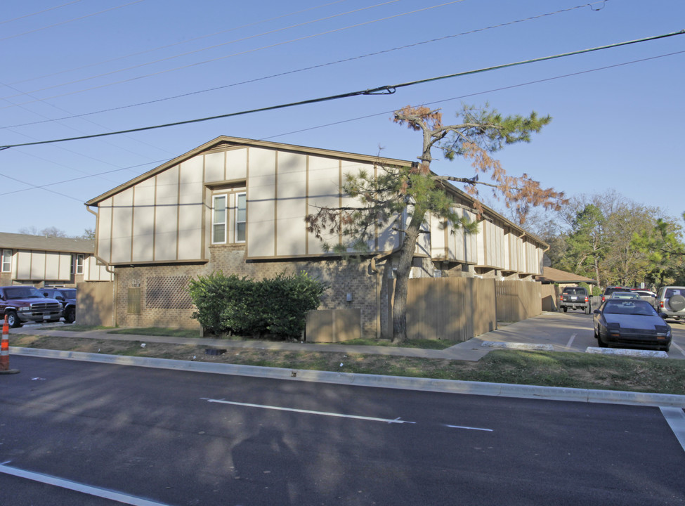 715 N Center St in Arlington, TX - Building Photo