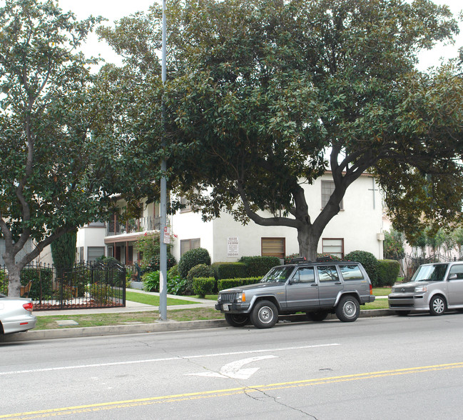 12228 Magnolia Blvd in Valley Village, CA - Foto de edificio - Building Photo