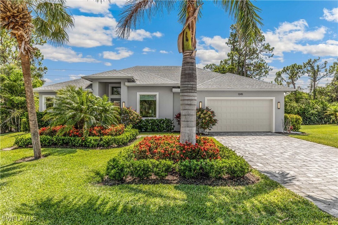 1245 Imperial Dr in Naples, FL - Building Photo