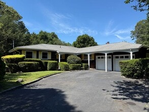 23 Hardwick Dr in Huntington Station, NY - Foto de edificio - Building Photo