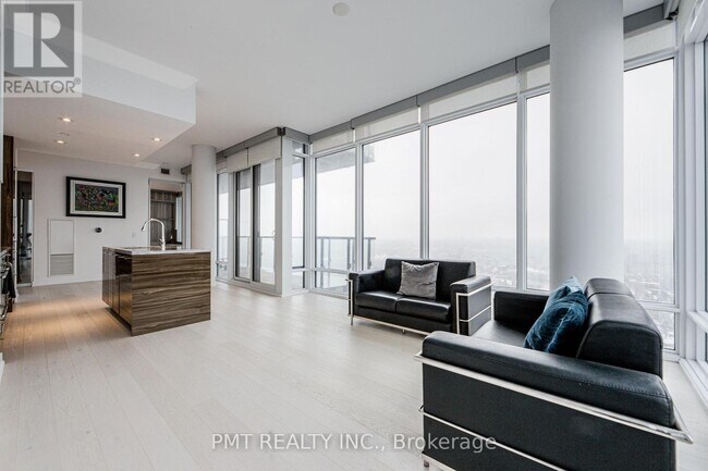 488 University Ave in Toronto, ON - Building Photo - Building Photo