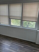 7945 S South Shore Dr in Chicago, IL - Building Photo