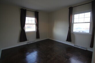 853 Thackeray Trl, Unit 01 in Oconomowoc, WI - Foto de edificio - Building Photo