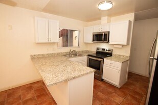 5462 Adobe Falls Rd in San Diego, CA - Building Photo