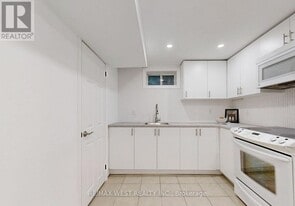 138 Armitage Dr in Newmarket, ON - Building Photo