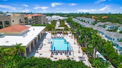9123 Strada Pl in Naples, FL - Foto de edificio - Building Photo
